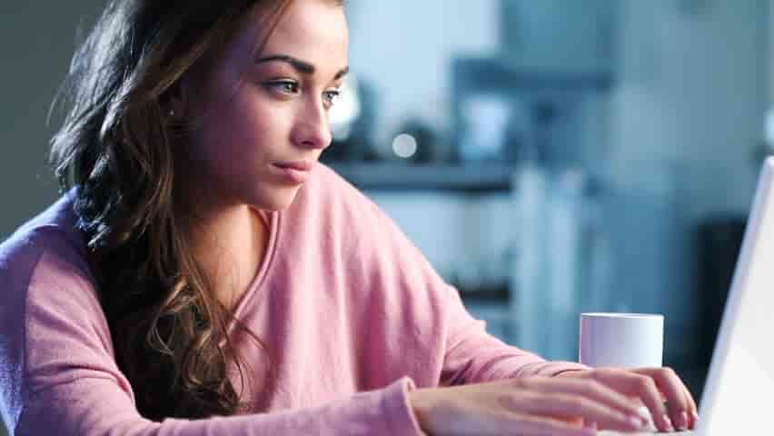 girl-teen-coping-social-media-laptop